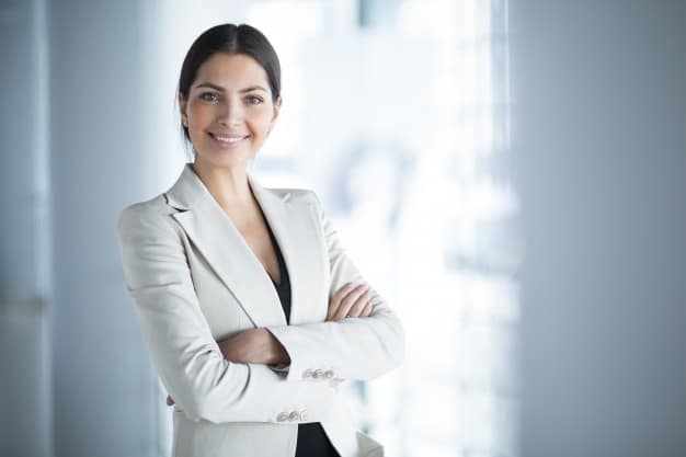 chef-entreprise-feminin-souriant-bras-croises_ référent harcèlement sexuel