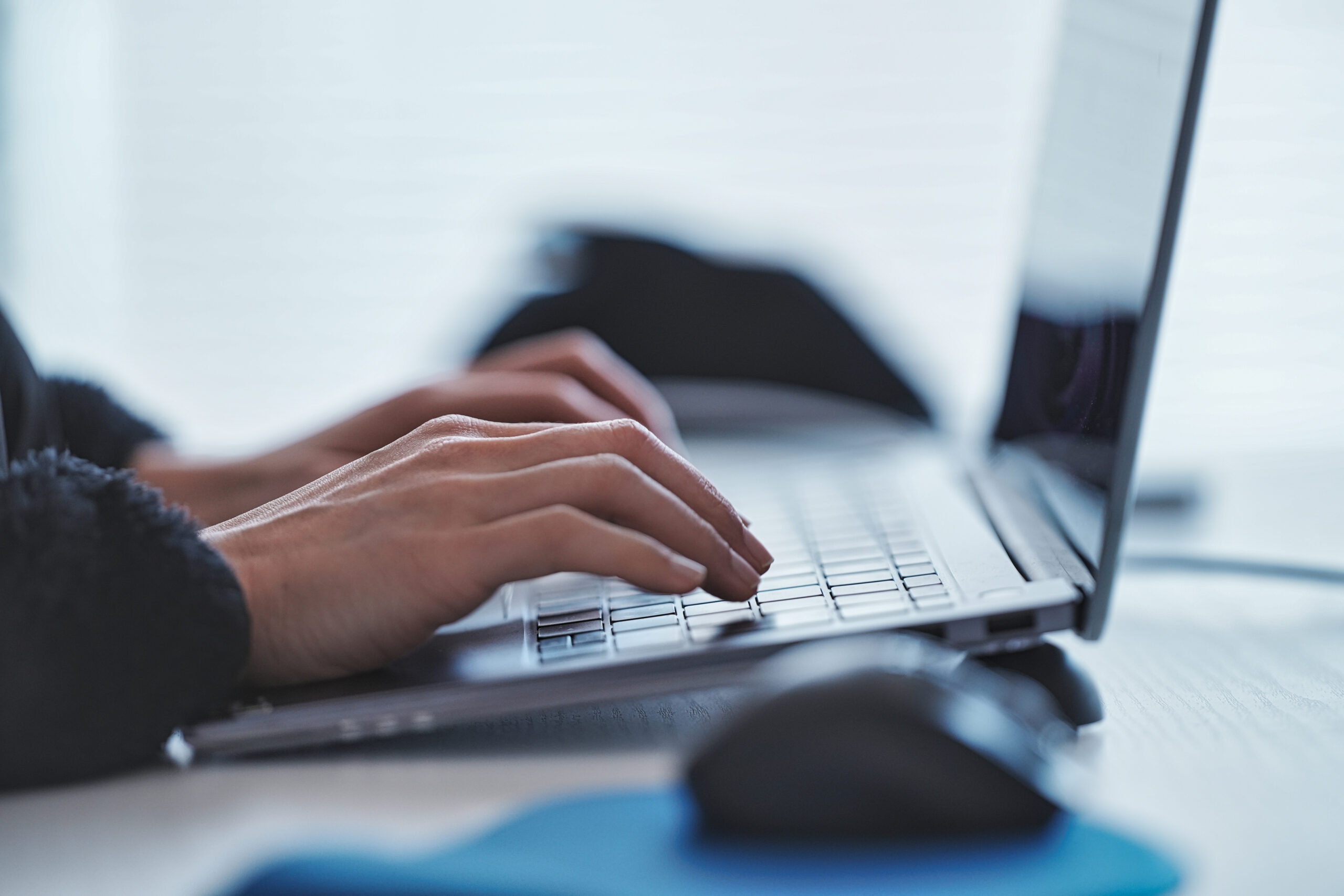 ラップトップと女性の手元 Cabinet d'avocats expert en audit social de reprise d'entreprise à Bordeaux